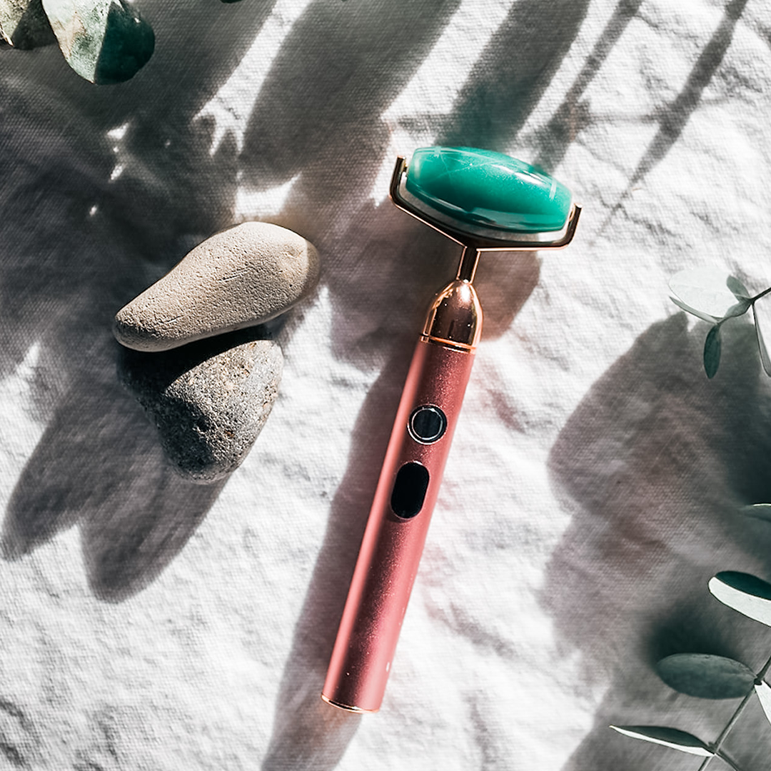 This tool is designed to be used on the delicate soft tissue of the face. It provides 13,000 sonic vibrations per minute to significantly enhance the healing effects of using the jade roller. 